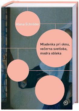 MLADENKA PRI OKNU, VEČERNA SVETLOBA, MODRA OBLEKA